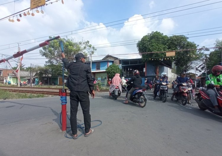 Sebuah sepeda motor tertampar kereta di perlintasan sebidang Jalan Gang Walet Tambun