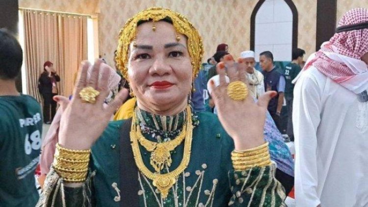 GLAMOR, JAMAAH HAJI PULANG DARI TANAH SUCI GUNAKAN PAKAIAN NYENTRIK DAN PERHIASAN EMAS