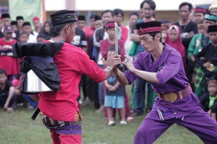 Tradisi Berebut Dandang di Bekasi, Jawa Barat: Warisan Budaya yang Memikat