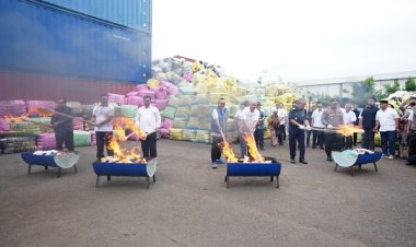 Pemusnahan Barang Impor Ilegal: Langkah Tegas Pemerintah Jokowi dalam Melindungi Industri Dalam Negeri