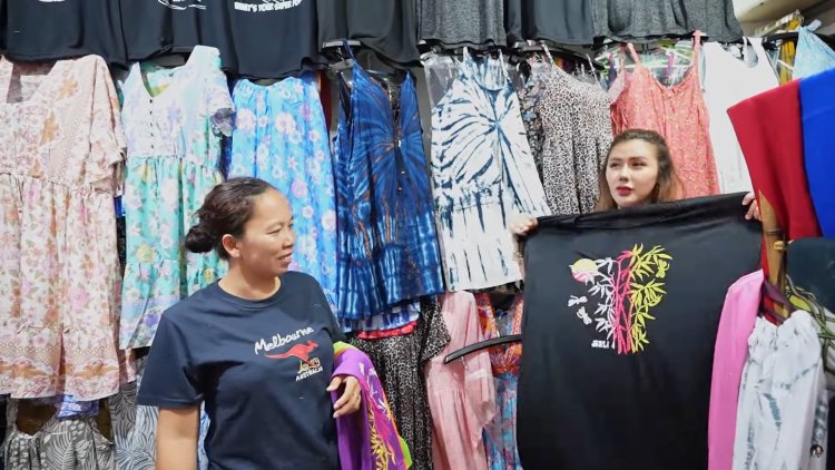 Kehangatan Pasar Tradisional: Rey Utami Menunjukkan Keramahan Penduduk Bali.