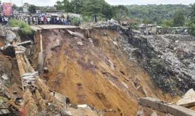Tebing 25 Meter Longsor Timpa Rumah Warga di Bogor