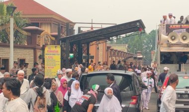 Massa Tolak Coldplay Saling Dorong dengan Aparat di Senayan