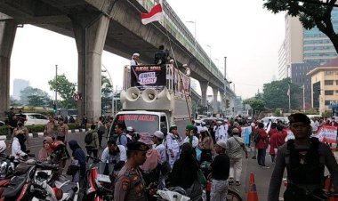 Protes Anti-Coldplay: Kerumunan Saling Bentrok dengan Aparat di Senayan