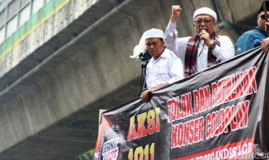 Aksi Tolak Konser Coldplay: Dorong-dorongan Massa di Senayan