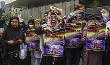 Massa Tolak Konser Coldplay di Senayan, Saling Dorong dengan Aparat