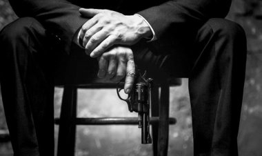 Polisi Buru Pria Bertato Pemilik Senjata Api yang Viral di Garut