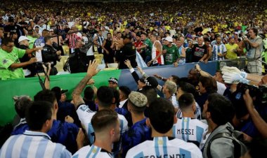 Kerusuhan Suporter Paksa Messi Cs Tinggalkan Lapangan, Pertandingan Brasil vs Argentina Ditunda