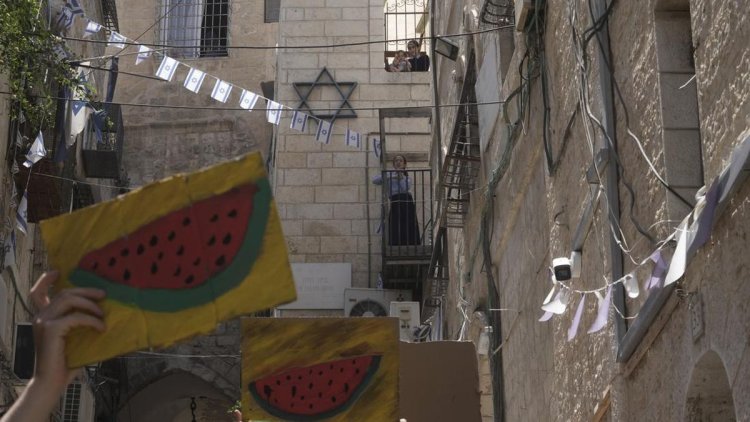 Semangka Sebagai Simbol Dukungan Palestina: Dari Pelarangan Bendera ke Ikona Perlawanan