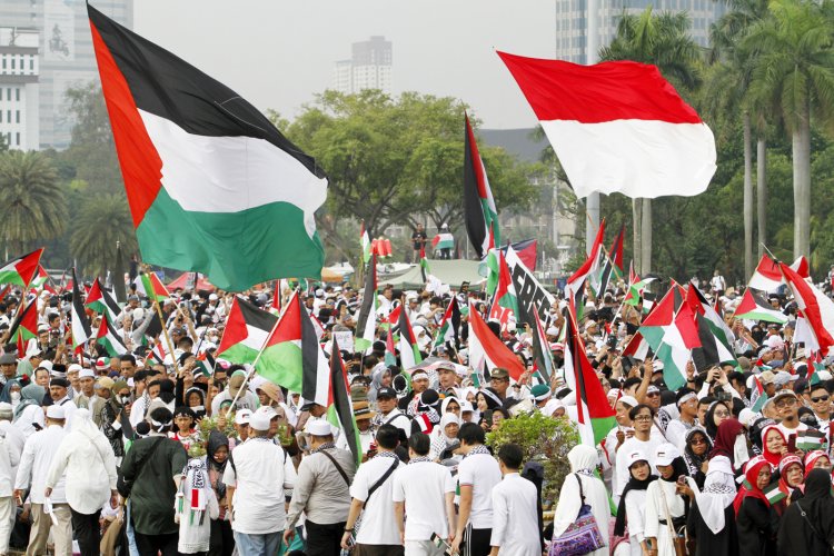 Peserta Aksi Damai Bela Palestina di Monas Tampilkan Solidaritas dan Kesadaran Lingkungan