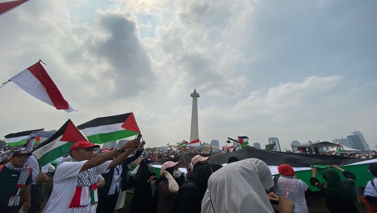 Peserta Aksi Damai Bela Palestina Menunjukkan Kesadaran Lingkungan dan Kesatuan Dalam Aksi Solidaritas di Monas