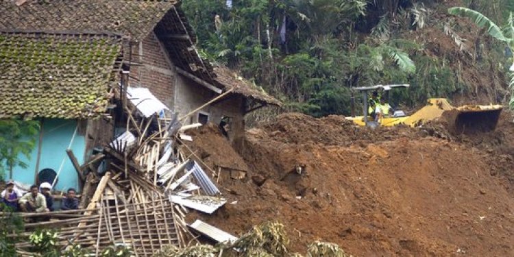 Longsor Mengerikan di Bogor, Rumah Warga Tertimbun, BNPB Beri Peringatan Khusus