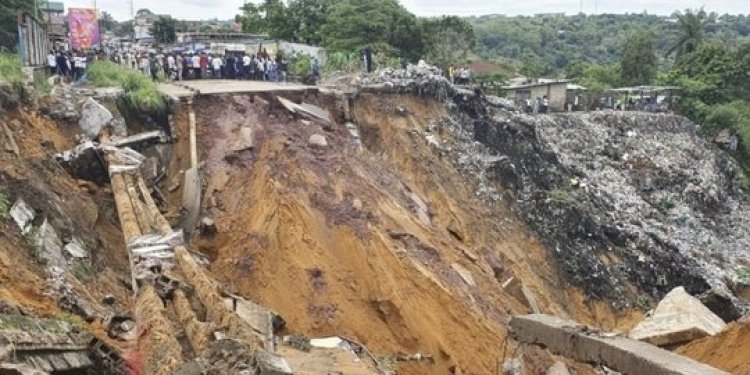 Tebing 25 Meter Longsor Timpa Rumah Warga di Bogor