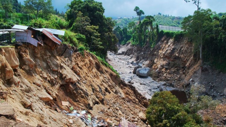 Longsor Tebing 25 Meter Timpa Rumah Warga di Bogor: Warga Selamat Meski Rumah Hancur