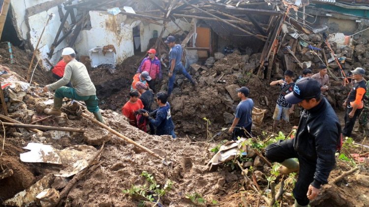 Tebing 25 Meter Longsor Timpa Rumah Warga di Bogor: Waspadai Ancaman Longsor di Musim Hujan