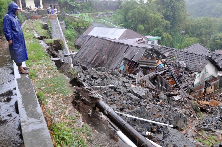 Tebing 25 Meter Longsor Timpa Rumah Warga di Bogor: Ancaman Longsor Membuat Warga Bersiaga