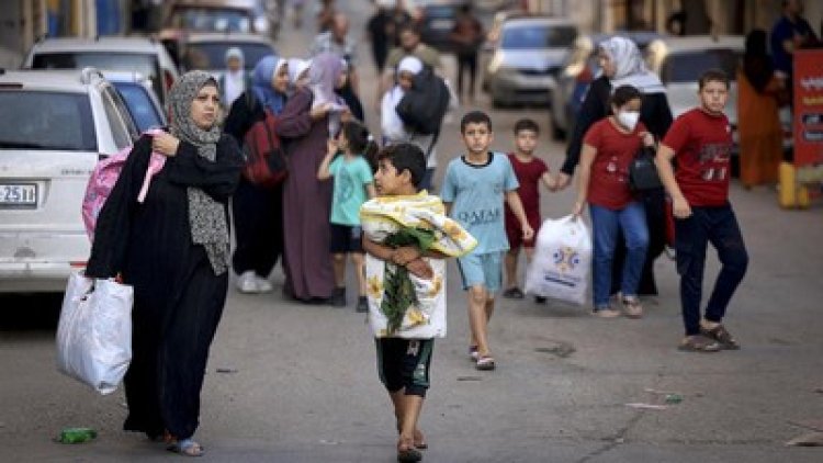 Krisis Kemanusiaan Gaza: Puluhan Ribu Warga Palestina Mengungsi dengan Berjalan Kaki, Perjuangan Mereka dalam Menyelamatkan Nyawa