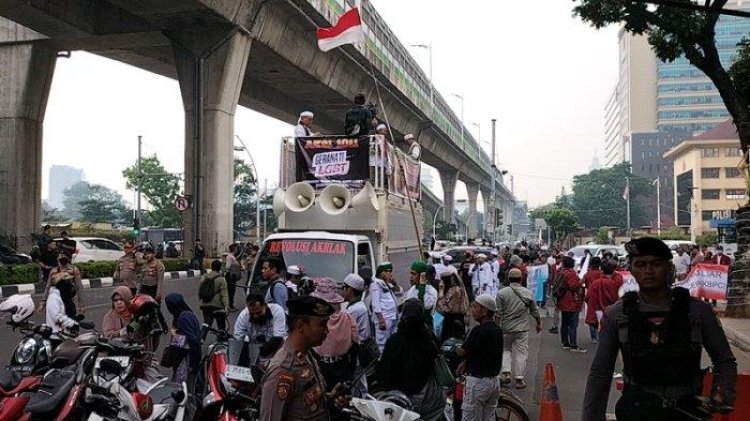 Protes Anti-Coldplay: Kerumunan Saling Bentrok dengan Aparat di Senayan