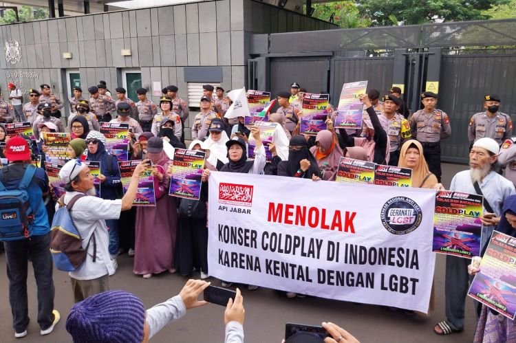 Konfrontasi di GBK: Massa Anti-Coldplay Bentrok dengan Aparat