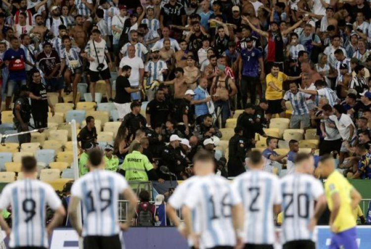 Kerusuhan Suporter Hentikan Duel Brasil vs Argentina, Messi Cs Tinggalkan Lapangan