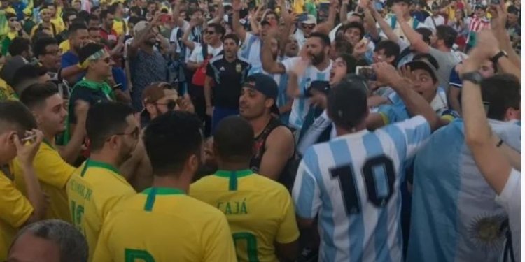 Kerusuhan Suporter Gagalkan Laga Brasil vs Argentina, Messi Cs Tinggalkan Lapangan dalam Protes