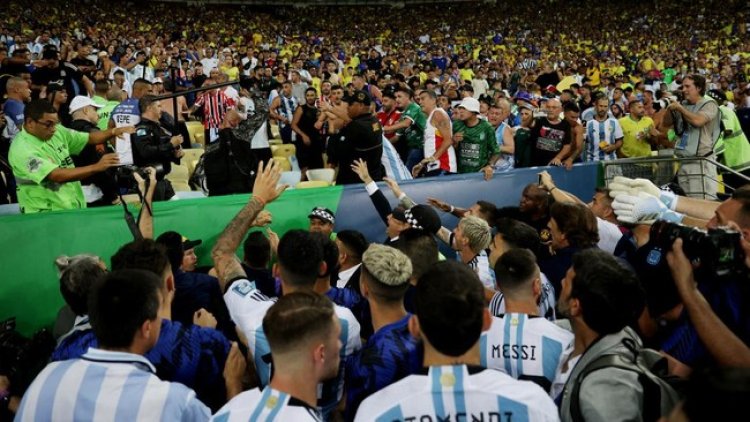 Kerusuhan Suporter Paksa Messi Cs Tinggalkan Lapangan, Pertandingan Brasil vs Argentina Ditunda