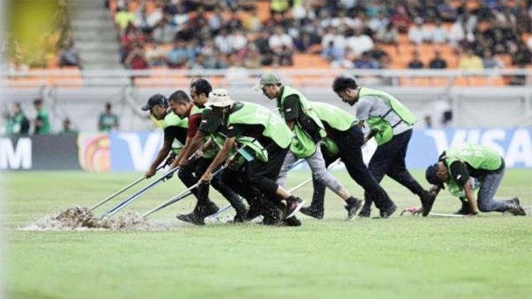 Ketika Hujan Deras Hiasi Pertandingan Piala Dunia U-17 2023: Genangan Air di JIS dan Kenapa Atap Tidak Ditutup?