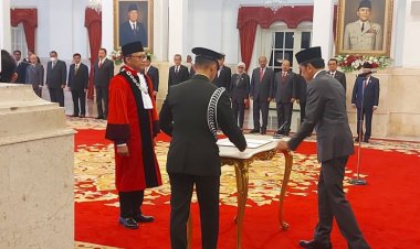 Jokowi Lantik Ridwan Mansyur sebagai Hakim MK Pengganti Manahan Sitompul