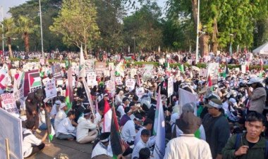 Massa di Depan Kedubes Amerika Serikat Kutuk Veto AS atas Gencatan Senjata di Gaza