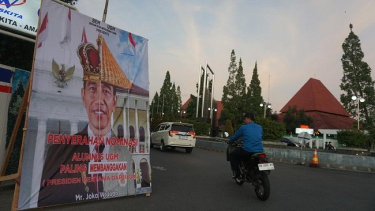 Baliho Jokowi 'Alumnus Paling Membanggakan' Muncul di UGM