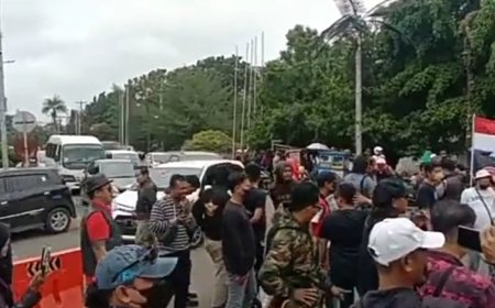 RATUSAN WARGA GELAR UNJUKRASA DI DEPAN GEDUNG PEMKAB KARAWANG
