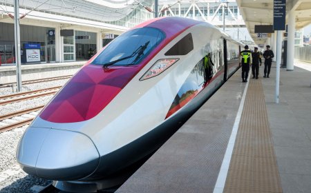 Antusiasme Tinggi Penumpang Whoosh, OJK Rombak Klasifikasi Asuransi, dan Tantangan Rasio Utang Anies Baswedan