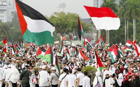 Peserta Aksi Damai Bela Palestina Menunjukkan Kesadaran Lingkungan dan Kesatuan Dalam Aksi Solidaritas di Monas