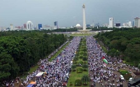 Peserta Aksi Damai Bela Palestina Tinggalkan Monas Tanpa Sampah: Masyarakat Indonesia Menunjukkan Kesadaran Lingkungan dalam Protes Damai
