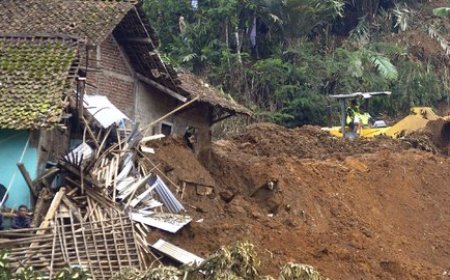 Tebing 25 Meter Longsor Timpa Rumah Warga di Bogor