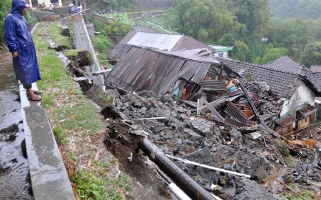 Longsor Tebing 25 Meter Timpa Rumah Warga di Bogor: Warga Selamat Meski Rumah Hancur