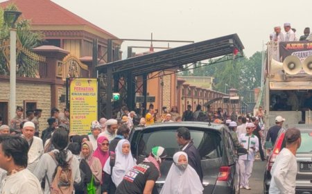 Protes Anti-Coldplay: Kerumunan Saling Bentrok dengan Aparat di Senayan