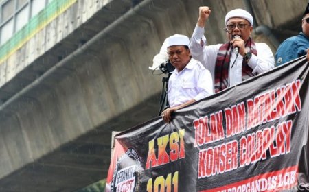 Massa Tolak Konser Coldplay di Senayan, Saling Dorong dengan Aparat