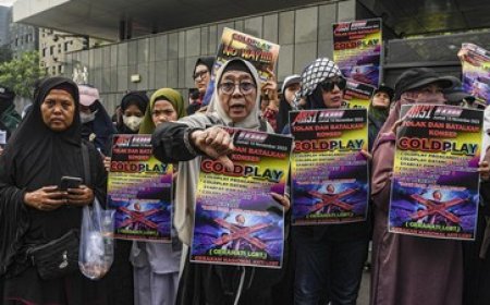 Konfrontasi di GBK: Massa Anti-Coldplay Bentrok dengan Aparat