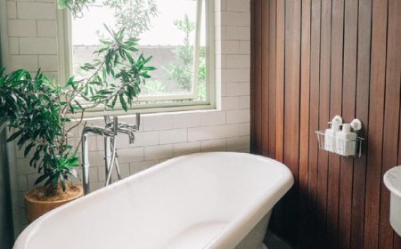 Alasan Posisi Kamar Mandi Hotel Dekat Pintu Masuk: Fungsionalitas, Kebersihan, dan Kenyamanan Tamu