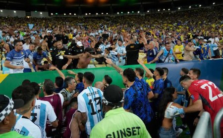 Kerusuhan Suporter Hentikan Duel Brasil vs Argentina, Messi Cs Tinggalkan Lapangan