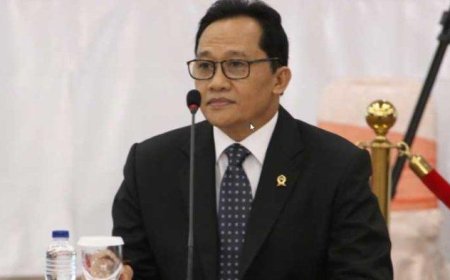 Jokowi Lantik Ridwan Mansyur sebagai Hakim MK Pengganti Manahan Sitompul