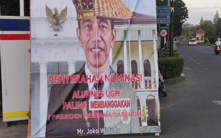 Baliho Jokowi 'Alumnus Paling Membanggakan' Memunculkan Ketegangan di UGM: Aksi Penyerahan Nominasi dan Respons BEM