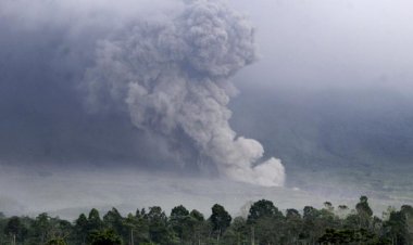 Gunung Semeru Meletus, Menyebarkan Abu Setinggi 2.000 Meter, Wilayah Sekitar Diimbau Waspada