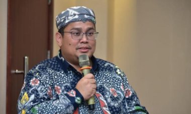 Bawaslu soal Salam 2 Jari di Mobil RI: Bu Iriana Pejabat Negara Bukan?