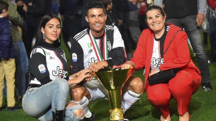  Ibu Ulang Tahun, Ronaldo Kadokan Porsche dan Beri Rolex ke Tamu