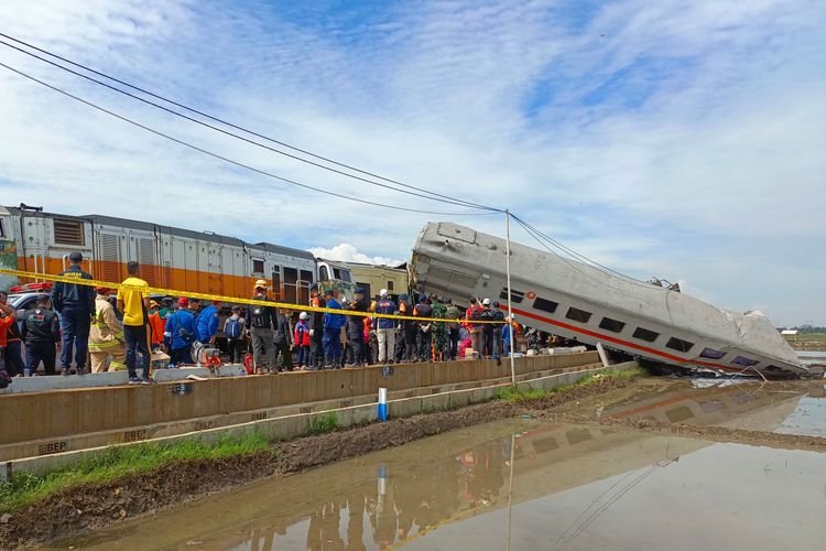 Kecelakaan Kereta Api Tragis di Bandung, Tiga Meninggal dan Puluhan Luka, Jalur Rel Lumpuh Total