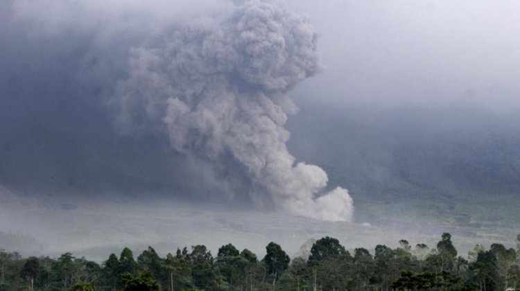 Gunung Semeru Meletus, Menyebarkan Abu Setinggi 2.000 Meter, Wilayah Sekitar Diimbau Waspada