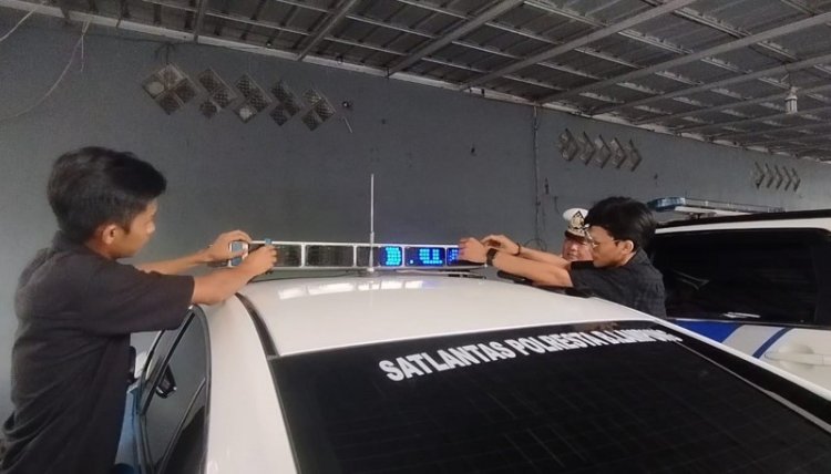 Kapolri Instruksikan Tutup Lampu Rotator Mobil Polisi dengan Kaca Film sebagai Respons Kritik, Langkah Proaktif untuk Kenyamanan Publik