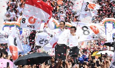 Pelukan Haru antara Anies dan Cak Imin Tutup Kampanye di JIS